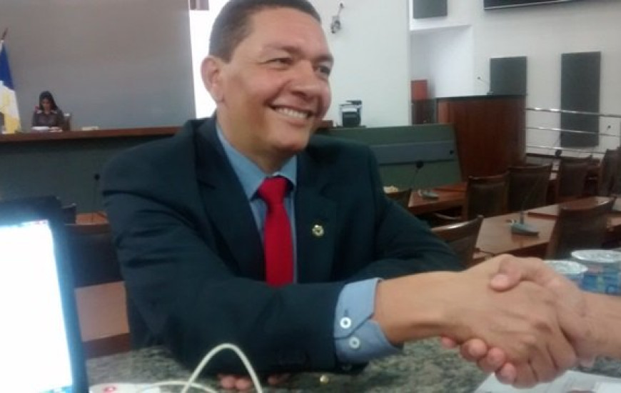 Manoel Queiroz participa de sessão na AL