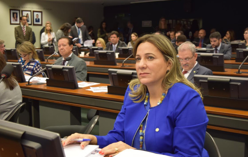 Deputada Dulce Miranda comemora aprovação de PL