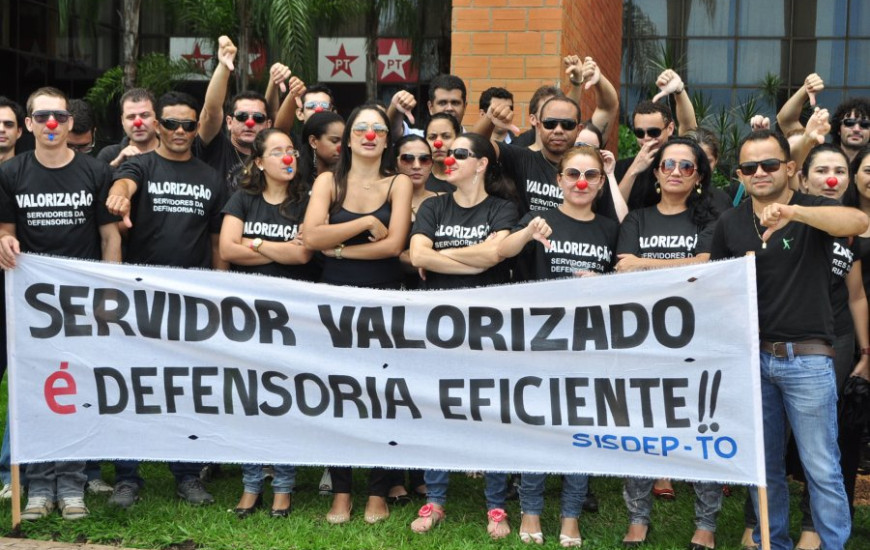 Servidores estão em greve desde o dia 24