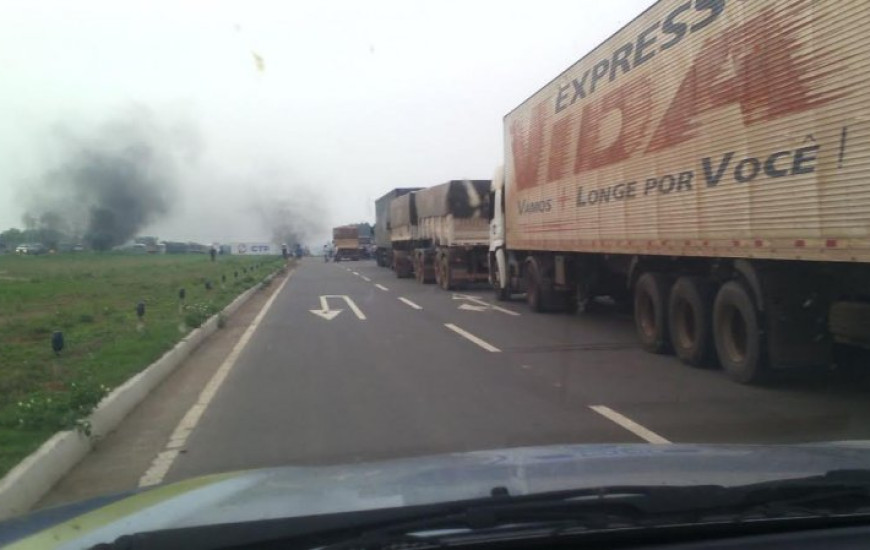 Caminhoneiros formam fila na BR-153