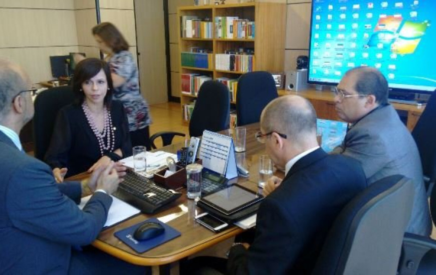 No MEC, Dorinha busca liberação de recursos