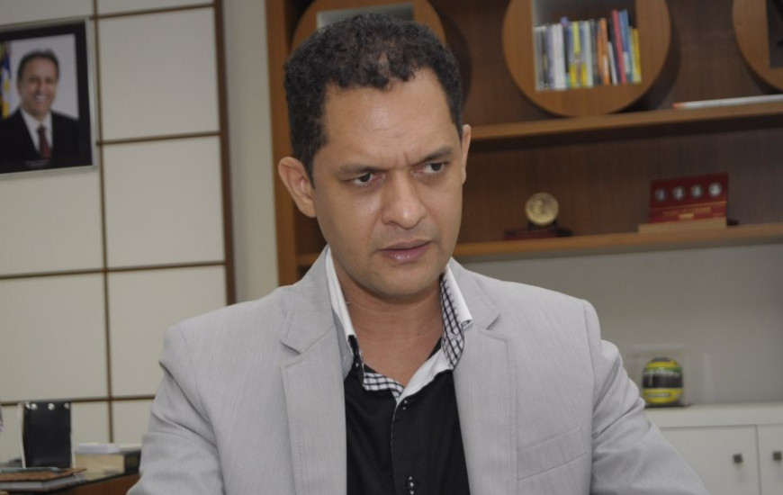 Adão diz que estado está quebrado