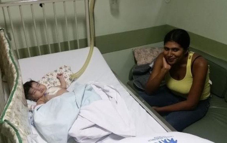 Mãe e filha aguardam para retornar ao Tocantins