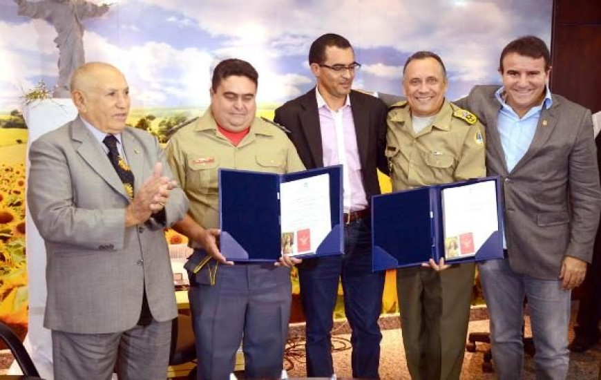 Governador sanciona progressão para PM e Bombeiros