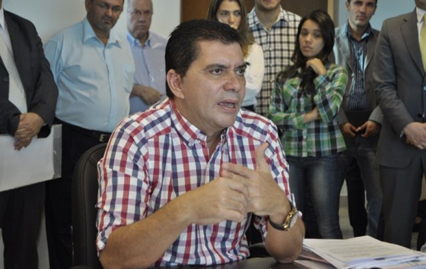 Prefeito Amastha durante coletiva