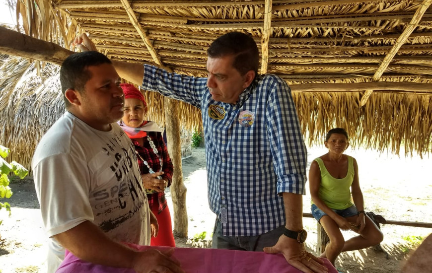 Amastha conversa com agricultor sem-terra no acampamento Boa Esperança,