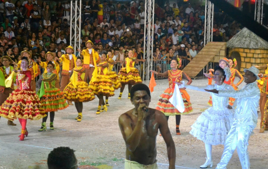 Junina “Caipira do Borocoxó” em apresentação no Arraiá da Capital