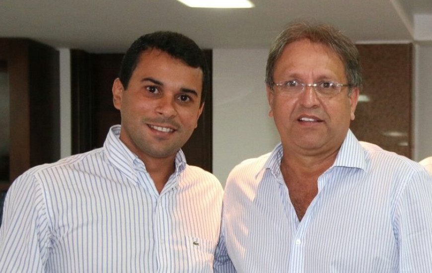 Prefeito de Paranã ao lado do governador 
