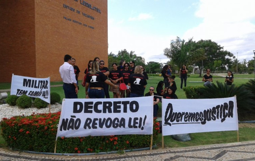Manifestantes na porta da AL