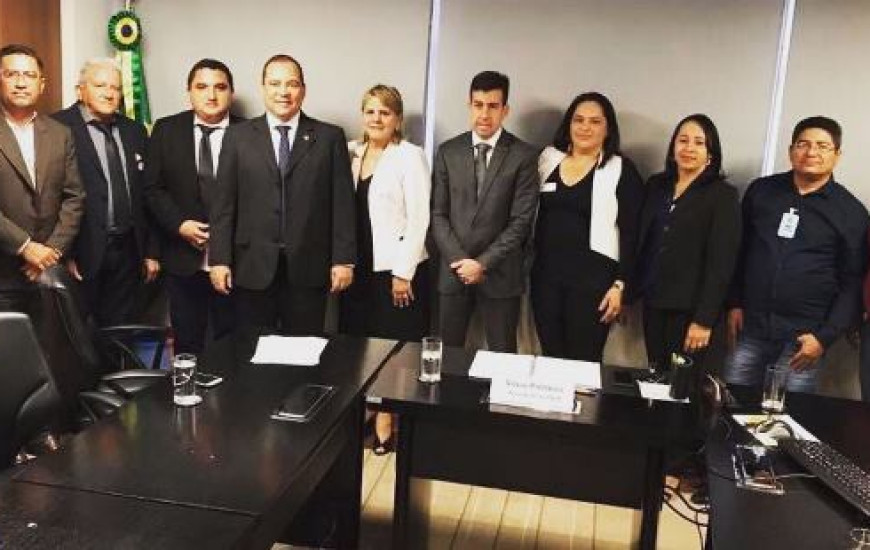 Senador reunidos com prefeitos de cidades beneficiadas
