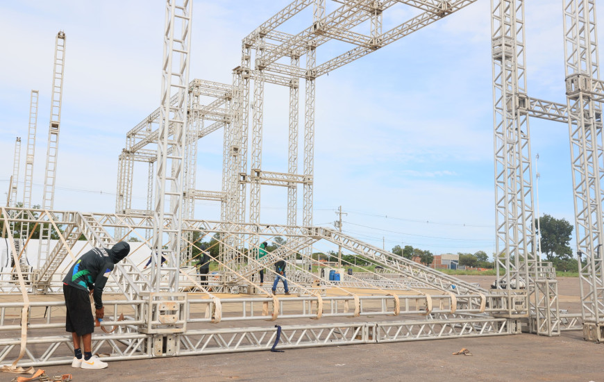 Estrutura está sendo montada no estacionamento do Estádio Nilton Santos