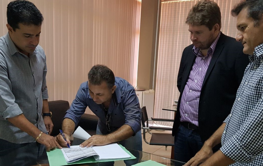 Kariello Coelho e empresários durante entrega das certidões precárias