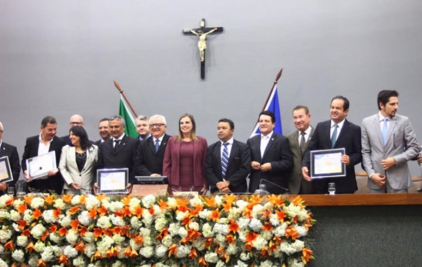 Claudia Lelis participa de entrega de títulos