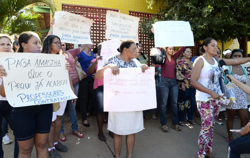 Professores cobram pagamento de salários