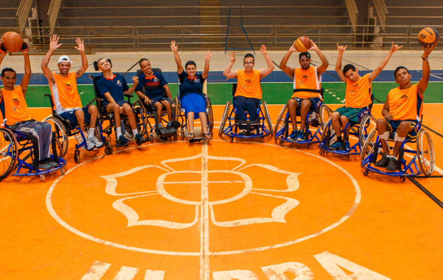 Integrantes do Instituto Reviver praticam esportes