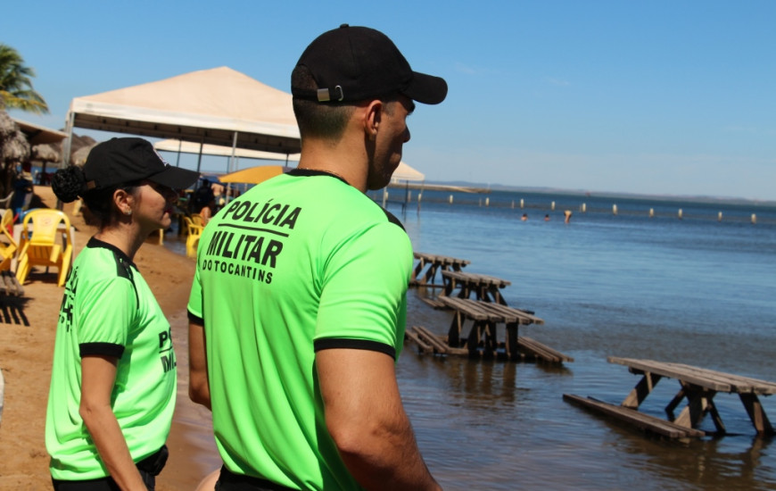 Policiais militares utilizam fardamento especial.