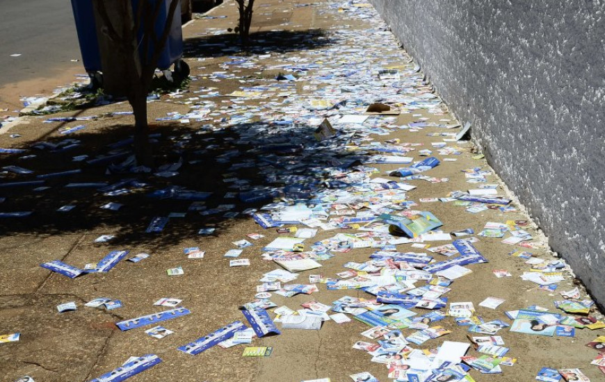 Santinhos nas ruas afetou isonomia do pleito