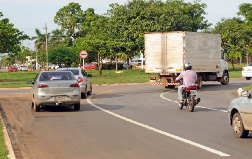 Tráfego de veículos de carga é regulamentado