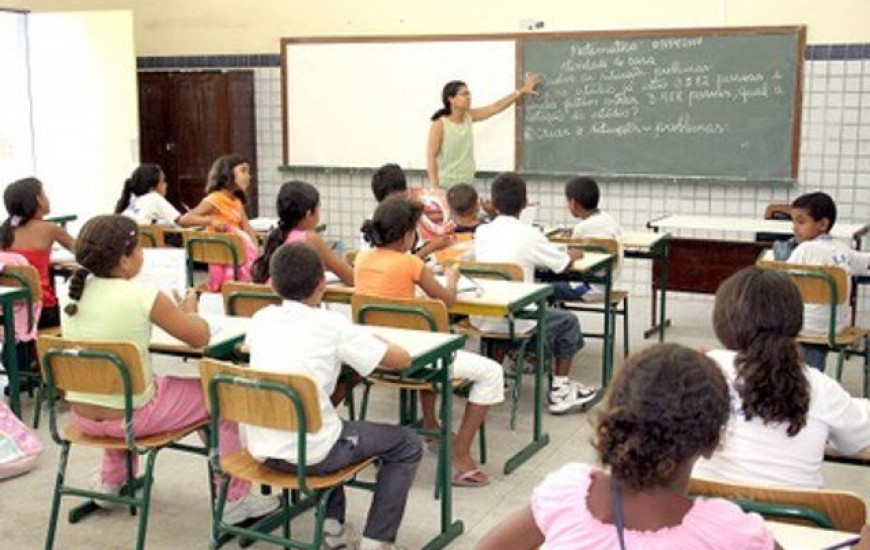 Professor contratado não tem gratificação