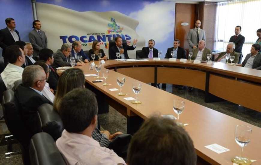 Marcelo assina ordem de serviço no Palácio