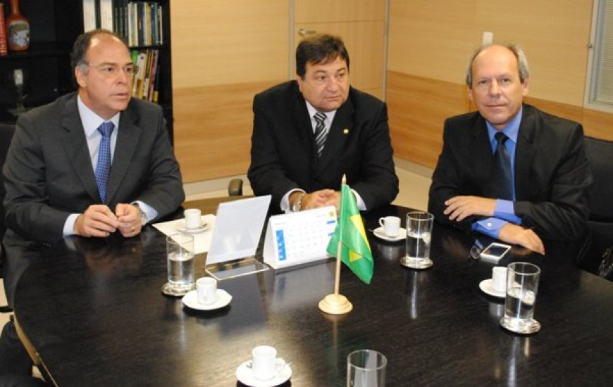 César Halum visita ministro