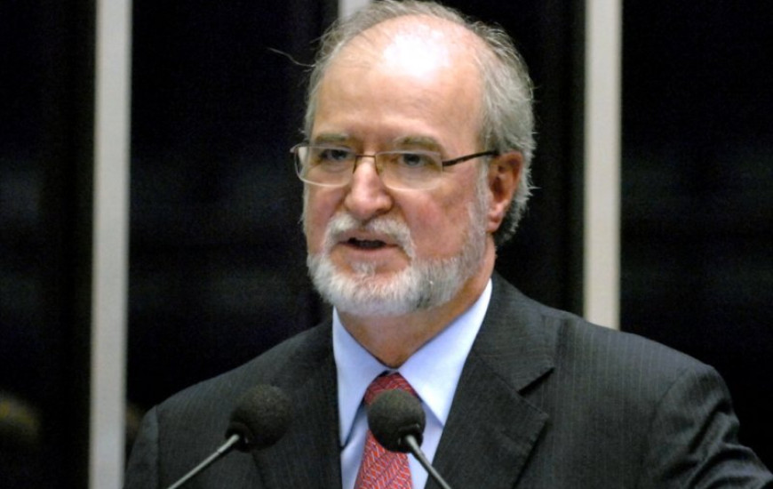 Eduardo Azeredo renuncia ao mandato