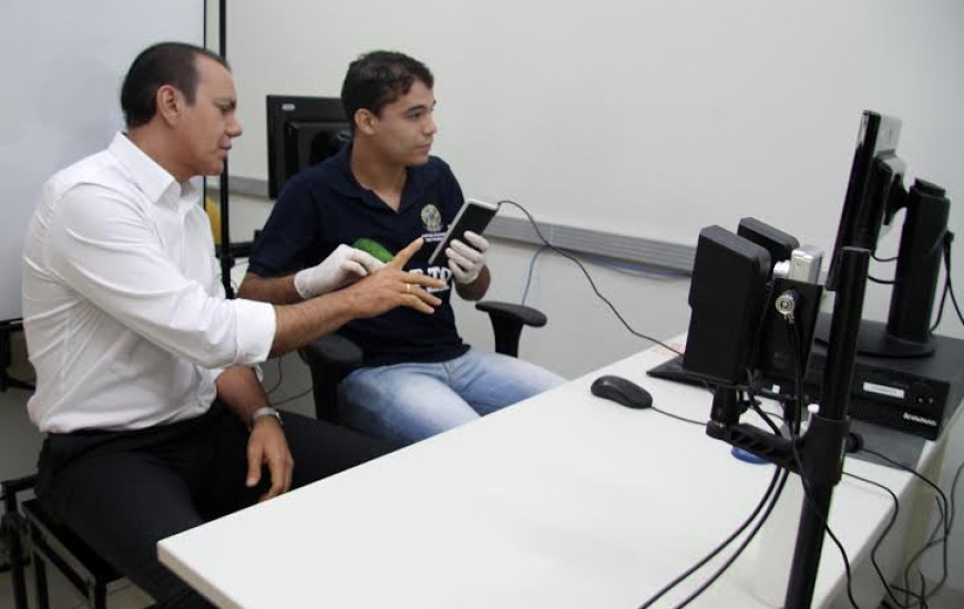 Senador fez recadastramento biométrico