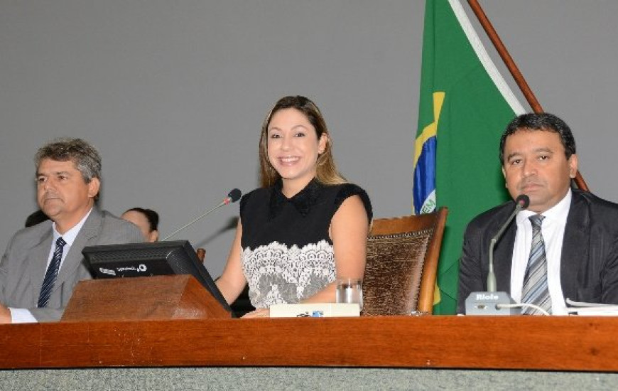 Luana preside sessão na Assembleia nesta 3ª