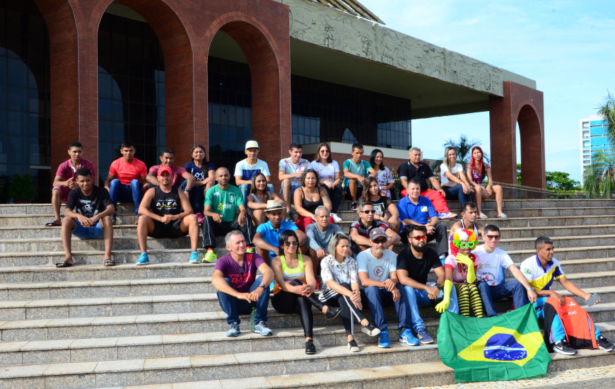 Atletas tocantinenses na saída para São Paulo, em frente ao Palácio Araguaia