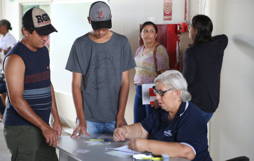 Pais e alunos procuram a escola para saber informações 