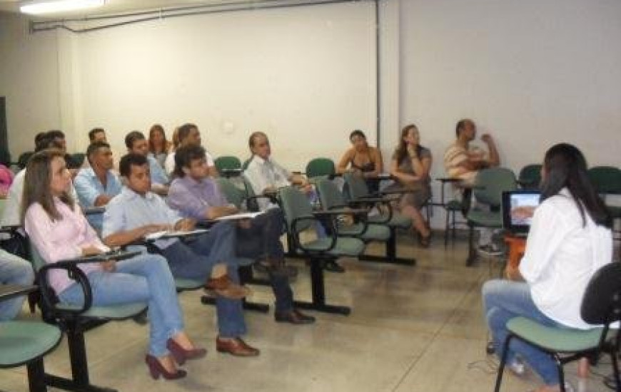 Magda Borba em reunião