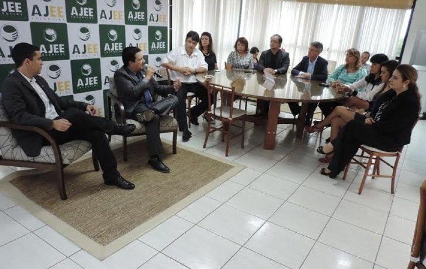 Café Político foi promovido pela AJEE, na Fieto