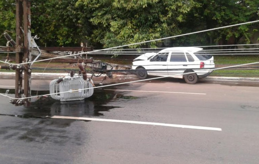 Poste é derrubado no meio da avenida
