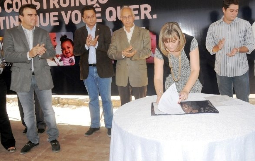 Secretária assina ordem de serviço no HGP