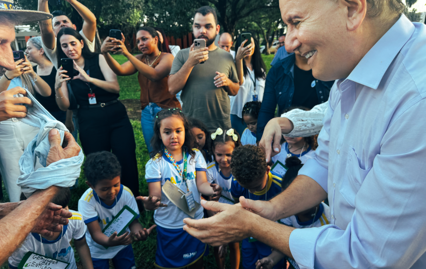 Prefeito e CMEI Cantinho do Saber plantam mudas no Bosque dos Pioneiros