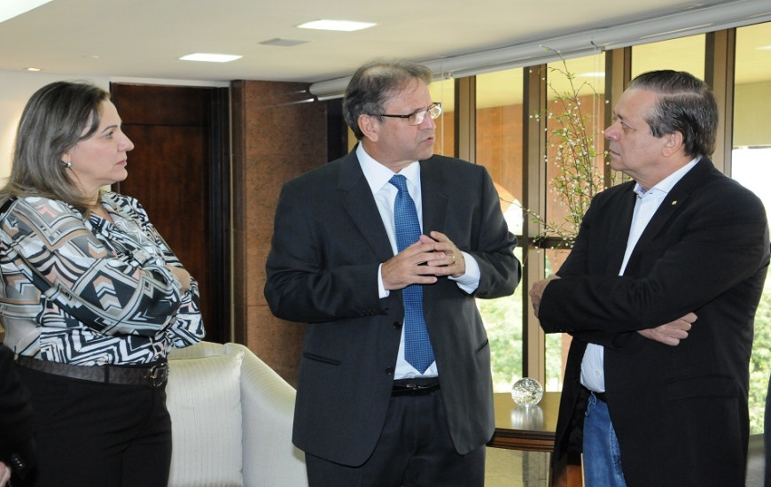 Deputado visita governador acompanhando por Dulce Miranda e outros parlamentares