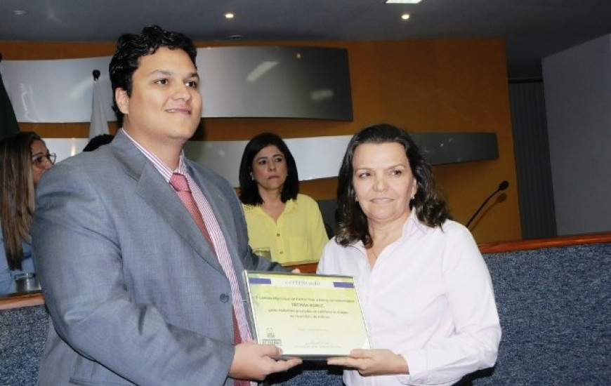 Iratã entrega certificado a Fátima Roriz