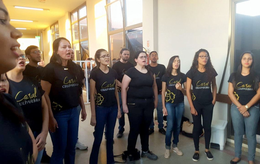 Coral do Ceulp Ulbra se apresentou para pacientes e servidores do HGP