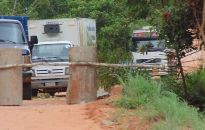 Manilhas na estrada impedem passagem de veículos