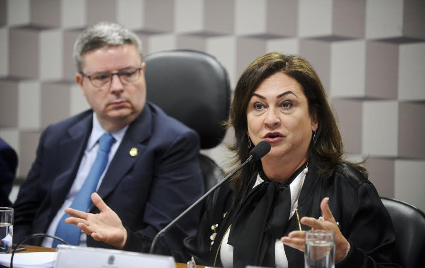 Senadora discursa durante sessão da CAE