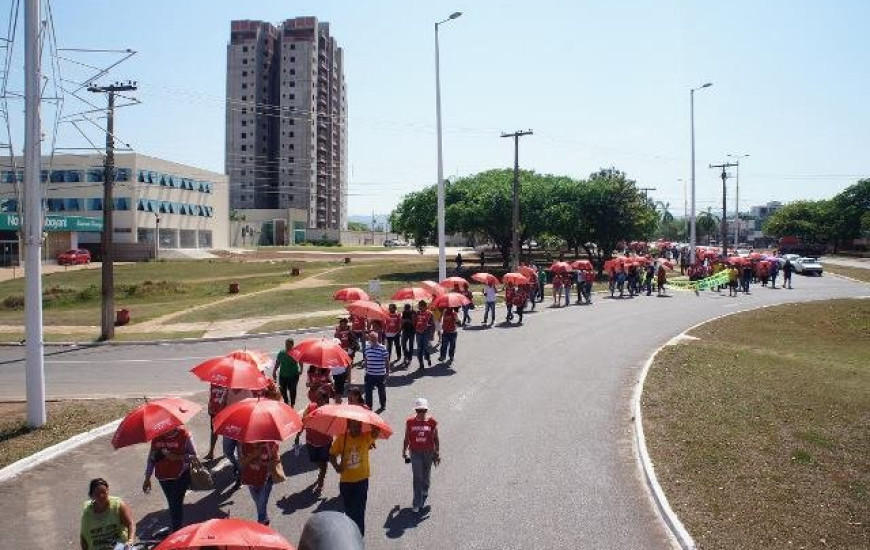 Grevistas protestam na JK