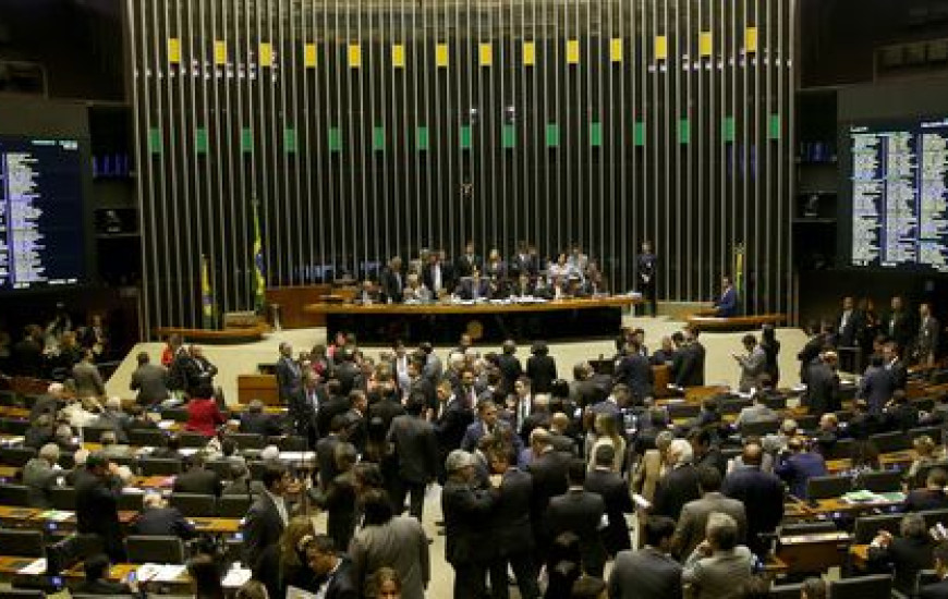 Foram mais de seis horas de discussões entre os deputados