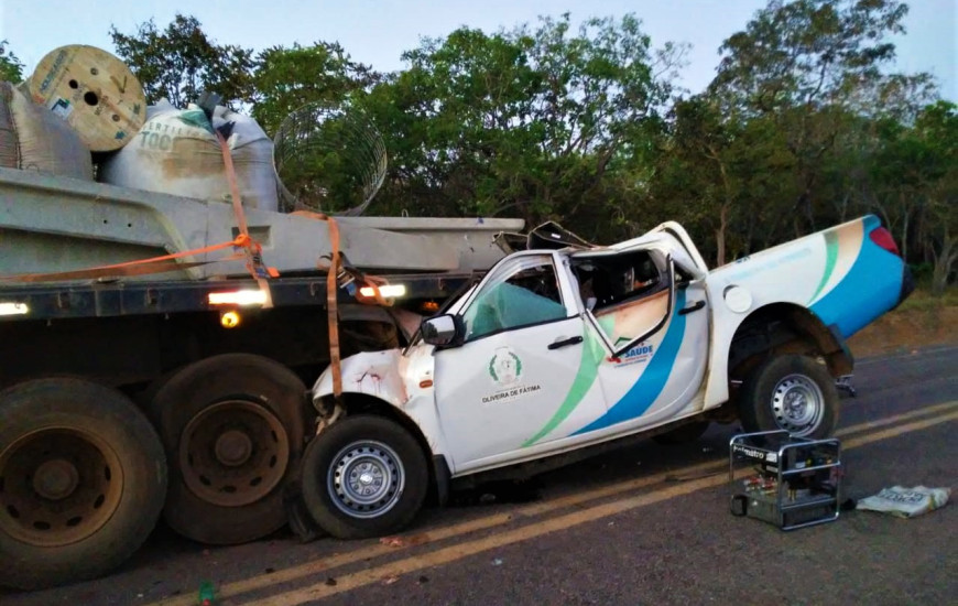 A colisão envolveu dois veículos. Três pessoas morreram na hora