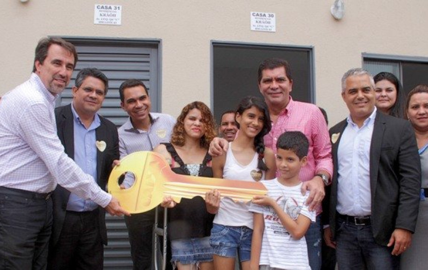 Ministro entrega moradias