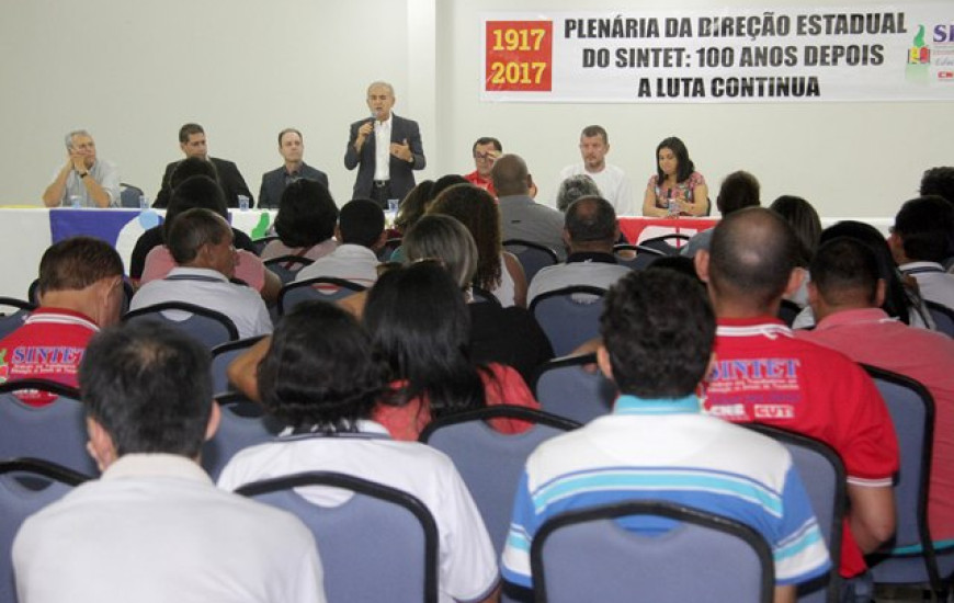Deputado durante lançamento da pós para professores 