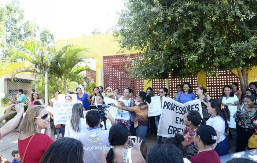 Professores paralisados por falta de pagamento