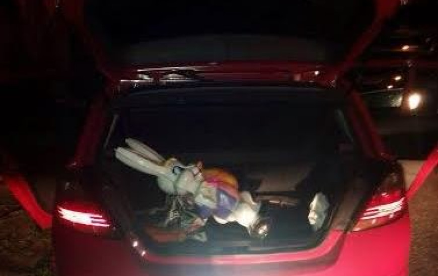 Enfeites estavam sendo levados pela dupla