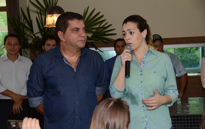 Prefeito se afasta e Cinthia assume