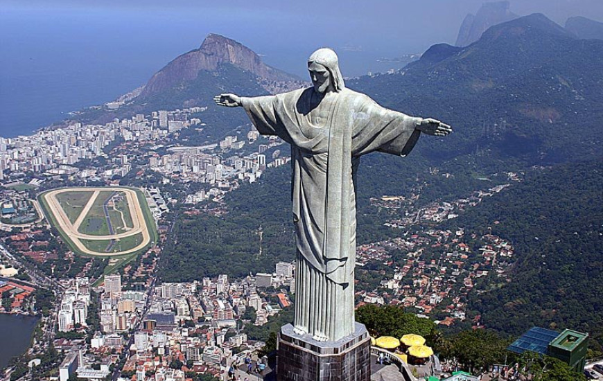 Raio danificiou superficialmente dedos do Cristo