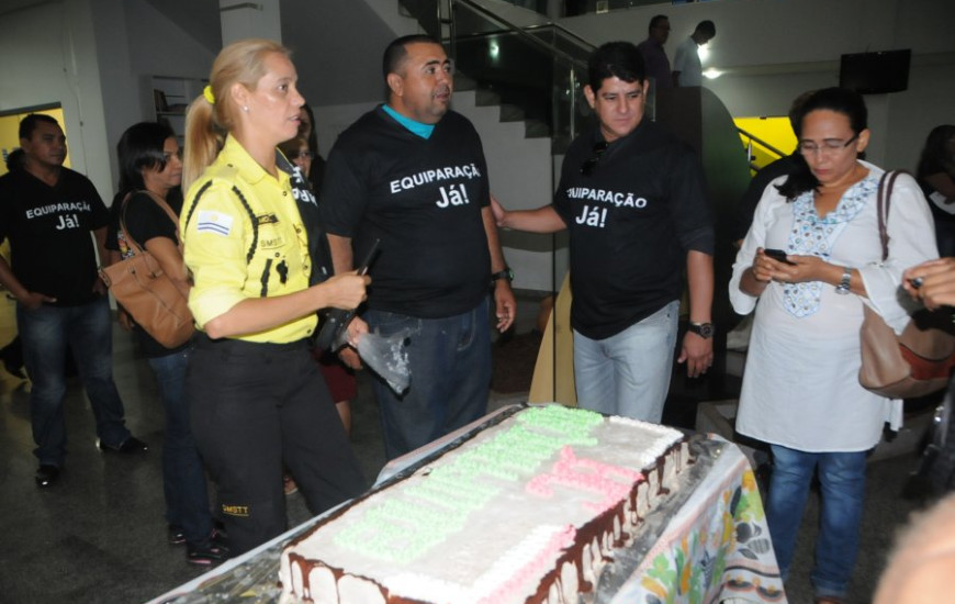 Servidores levam bolo à Câmara